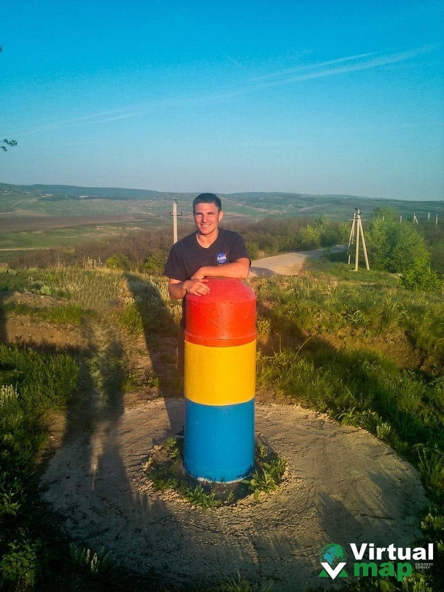 Stație totală geodezică pe trepied în teren